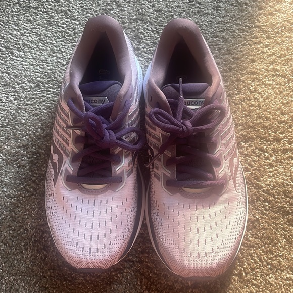 Saucony tennis shoes - Picture 2 of 4